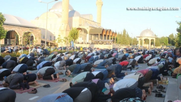 Adıyaman'da binlerce kişi bayram namazı için saf tuttu
