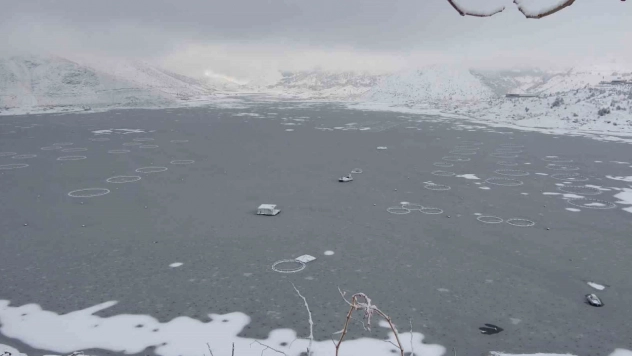 Adıyaman'da Çat Barajı'nın yüzeyi buz tuttu