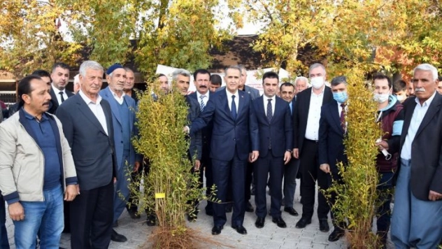 Adıyaman'da çiftçilere nar fidanı dağıtıldı