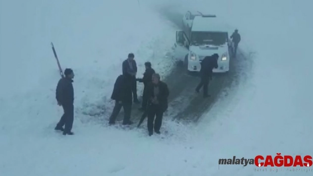 Adıyaman'da çığ düştü, araçlar mahsur kaldı