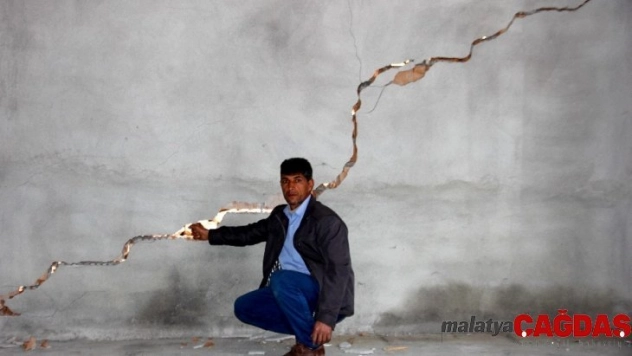 Adıyaman'da deprem sonrası oluşan dev çatlaklar korkutuyor