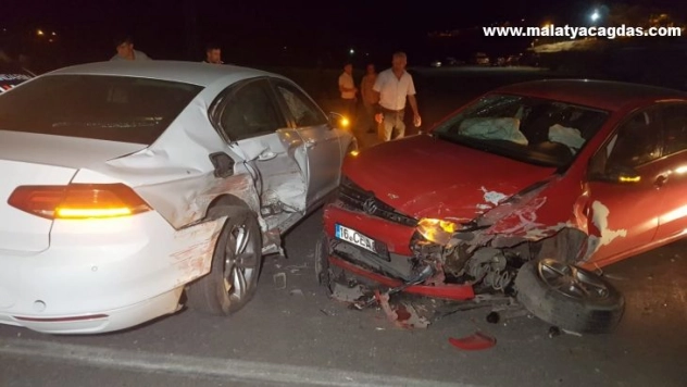 Adıyaman'da iki otomobil çarpıştı: 4 yaralı