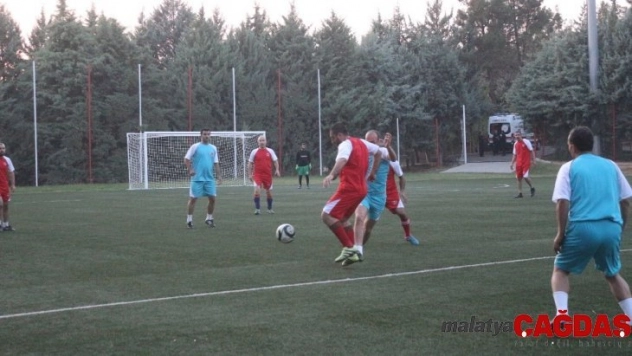 Adıyaman'da il protokolü ve hükümlüler kozlarını halı sahada paylaştı