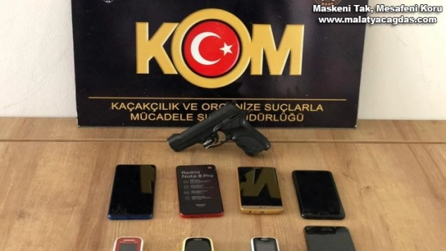 Adıyaman'da kaçak cep telefonu ele geçirildi