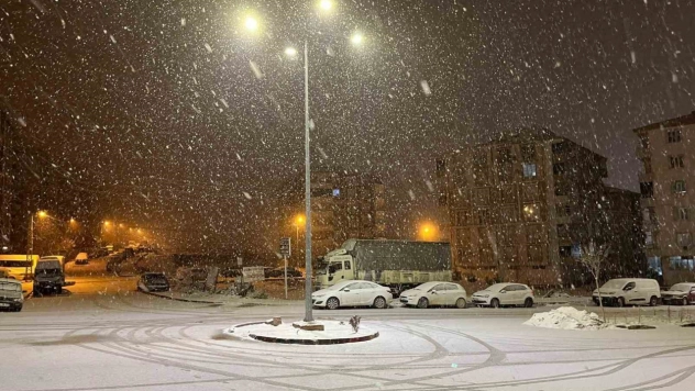 Adıyaman'da kar yağışı etkisini artırdı