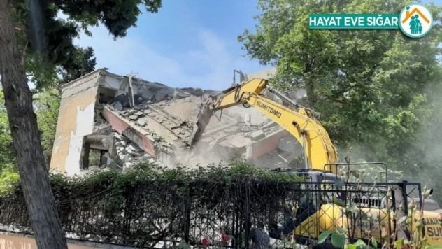 Adıyaman'da ki 52 yıllık kütüphane binası yıkılmaya başlandı