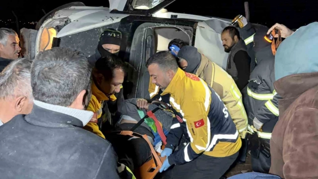 Minibüs takla atarak devrildi: 4 yaralı