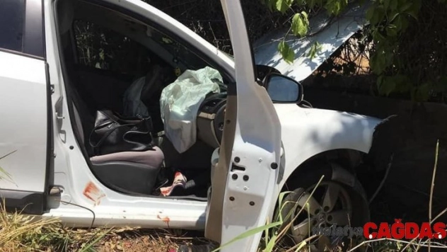 Otomobil duvara çaptı: 3 Yaralı