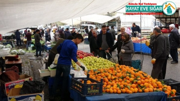 Adıyaman'da pazarlarda insan yoğunluğu