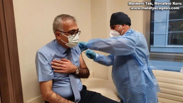 Adıyaman'da sağlık çalışanları aşılanıyor