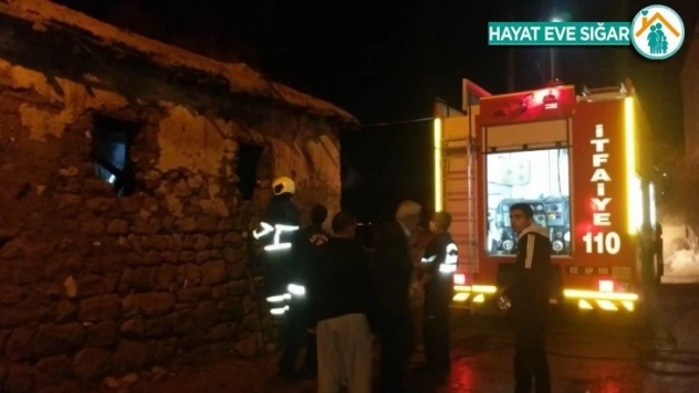 Adıyaman'da yangın sonrası yıkılma tehlikesi olan toprak ev boşaltıldı