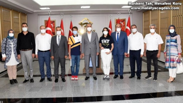 Adıyaman'ın LGS şampiyonları Vali Çuhadar tarafından ödüllendirildi