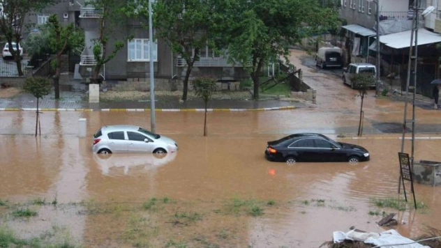 Adıyamanda cadde ve sokak sel sularına teslim oldu