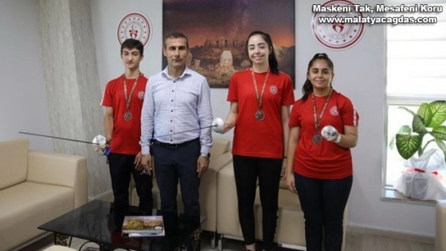 Adıyamanlı eskrim sporcuları madalyayla döndü