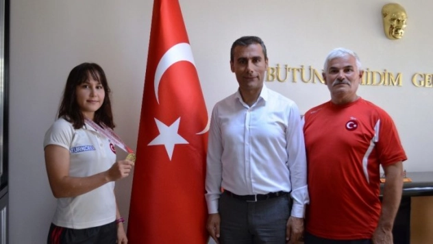 Adıyamanlı kadın halterci Türkiye şampiyonu oldu