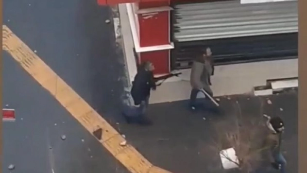 Adliye çıkışı silahlı ve bıçaklı kavga: 4 yaralı, 10 gözaltı