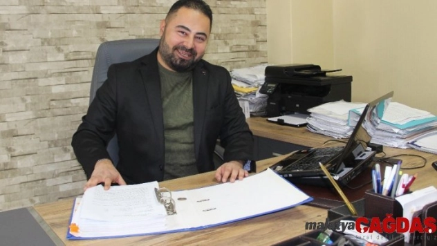 Adliyede avukat, sahnede komedyen