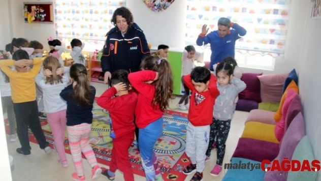 AFAD'dan kreş çocuklarına çök, kapan, tutun eğitimi