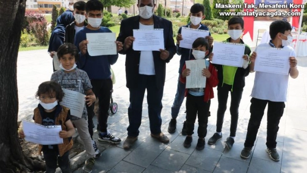 Afgan aile Türk kimliği için gösteri düzenledi