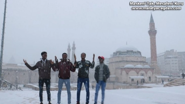 Afrikalı öğrenciler Mart ayında lapa lapa yağan karın tadını çıkarttılar