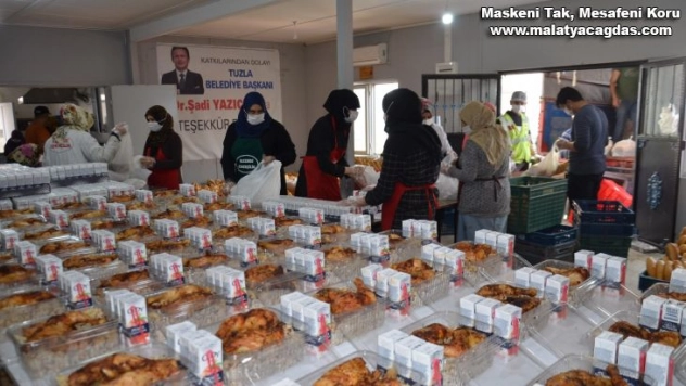 Afrin'de 100 bin kişiye iftarlık kumanya ve 7 bin gıda kolisi dağıtıldı