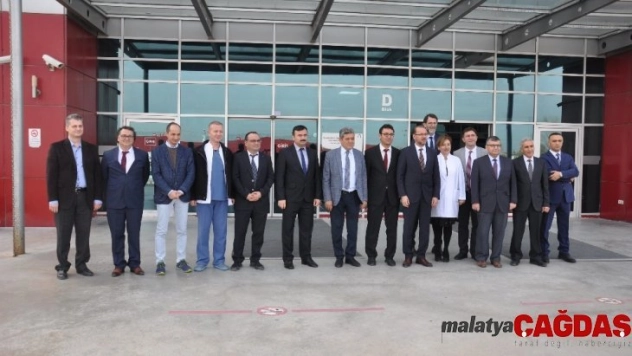 AFSÜ Rektörü Okumuş: 'İlaç yapabilen eczacılar yetiştireceğiz'