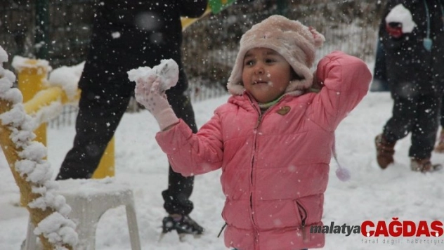 Afyonkarahisar'da kar kalınlığı 10 santimetreyi geçti