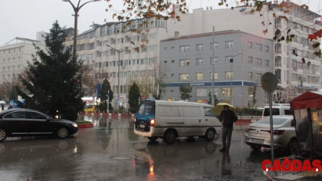 Afyonkarahisar'da mevsimin ilk karı yağmaya başladı