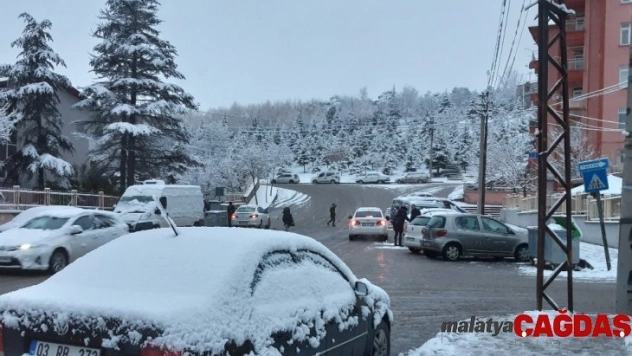 Afyonkarahisar güne karla başladı