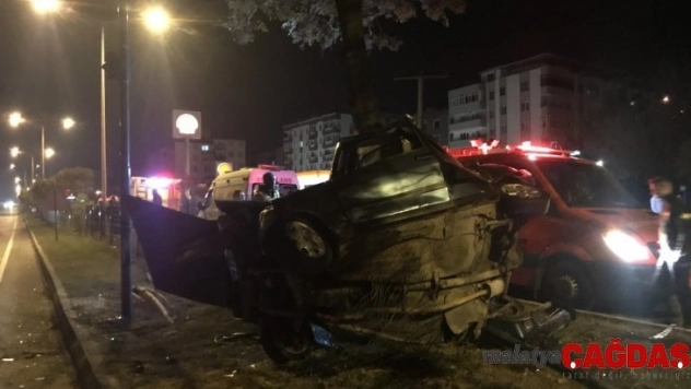 Ağaca çarpan araçta feci ölüm