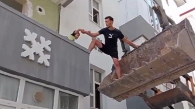 Ağır hasarlı binada mahsur kalan çocuk iş makinesiyle kurtarıldı