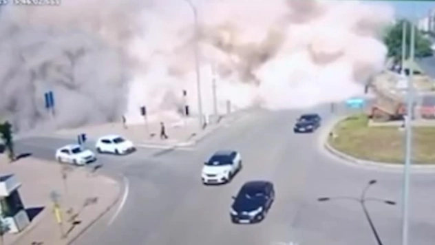 Ağır hasarlı Binanın Yıkılma Anı