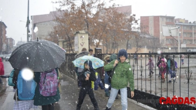 Ağrı'da kar yağışı gün boyu devam etti