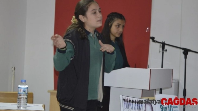 Ağrı'da öğrenciler kılık kıyafet zorunluluğunu İngilizce tartıştı