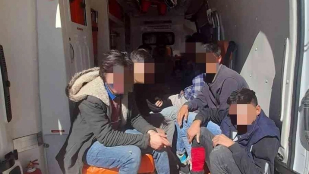 Ağrı'da özel şirkete ait ambulansta 12 kaçak göçmen yakalandı