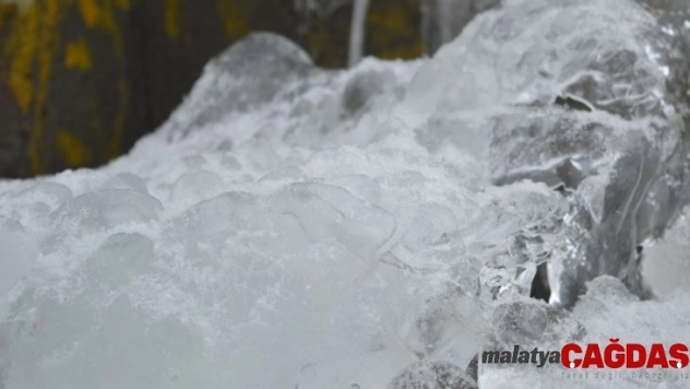 Ağrı'da soğuk hava hayatı durma noktasına getirdi