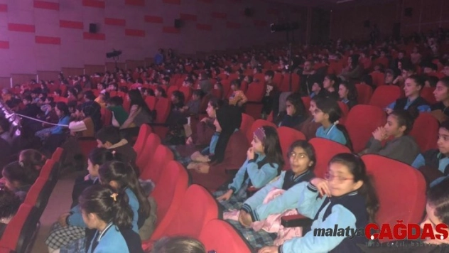 Ağrı'da Yarım Gün Ülkesi oyunu sahne aldı