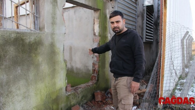 Ahırın duvarını kırıp 57 koyunu çaldılar