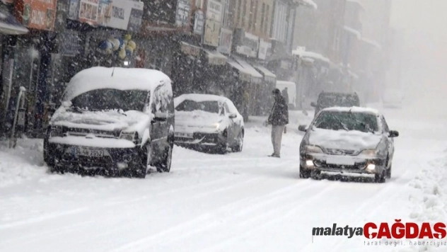 Ahlat'ta yoğun kar yağışı etkili oluyor