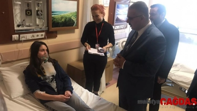 Ahlatcı'dan zehirlenen öğrencilere ziyaret