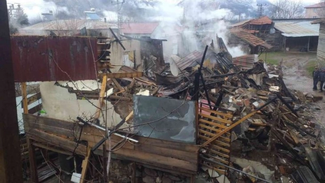 Ahşap evler cayır cayır yandı, alevler karanlığı aydınlattı