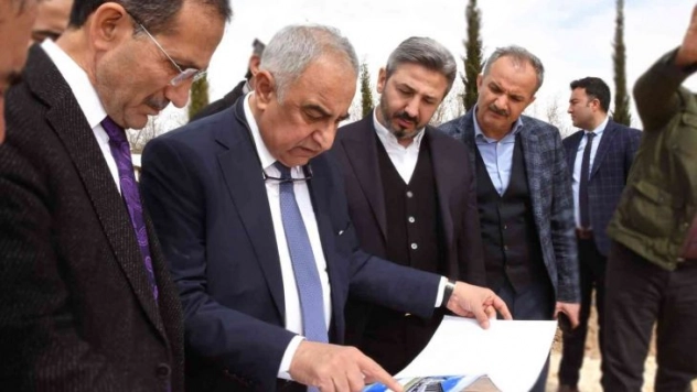 AK Parti heyeti, üniversitede incelemelerde bulundu