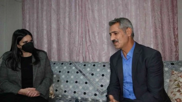AK Parti'li Sarıeroğlu, Türkkan'ın küfür ettiği şehit ailesini ziyaret etti