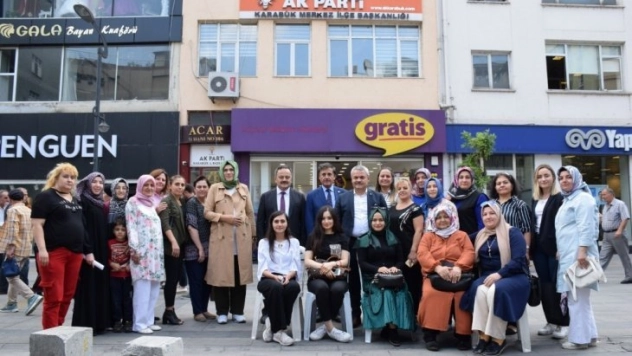 AK Parti vatandaşlara aşure dağıttı