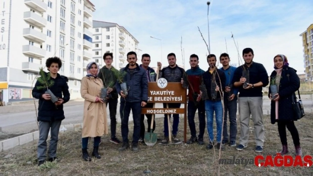 Ak Parti Yakutiye Gençlik teşkilatı 300 fidanı toprakla buluşturdu