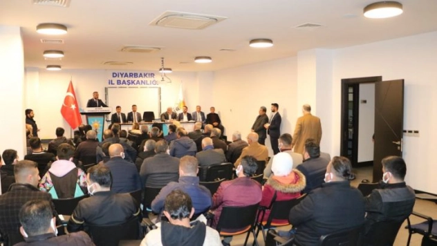 AK Parti'ye Diyarbakır'da katılımlar sürüyor