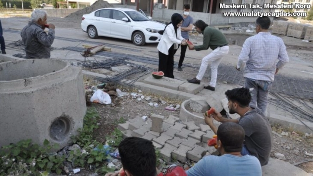 Ak Parti Yenişehir İlçe Başkanı Kaya, inşaat işçilerine karpuz ikram etti