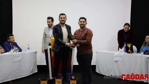 AK Partili gençler münazara yaptı