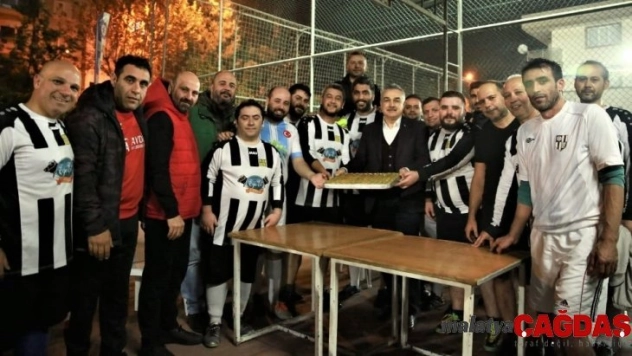 AK Partili Mustafa Savaş'tan gazetecilere baklava dopingi