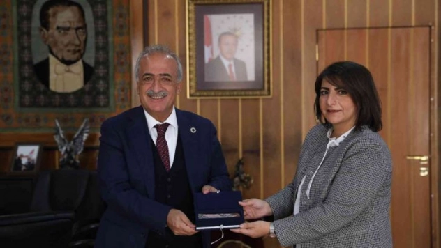 Akademisyenler başarılarını Rektör Çomaklı ile paylaştı